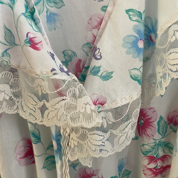 Vintage Robe wrap w/ Lace collar. Side Pockets. Internal tie. Lace sleeves. - Picture 4 of 8